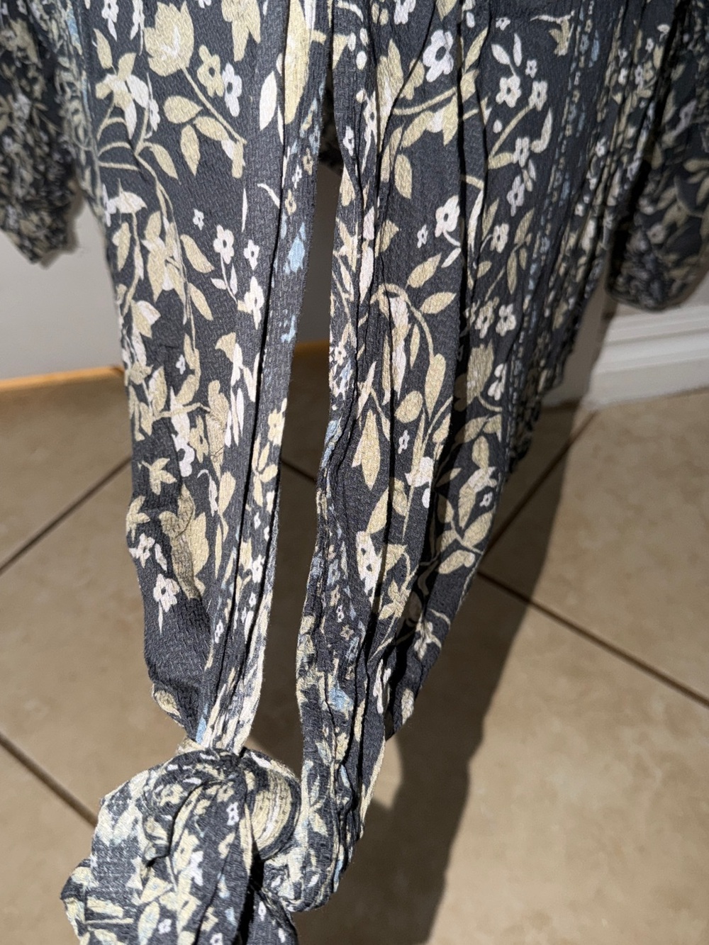 Womens Floral Tie-Front V-Neck Blouse - Picture 3 of 6